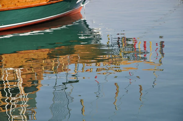 Water Reflectie Reflecties Boot Schip Kleur Kleuren Kleur Kleurrijk Vormen — Stockfoto