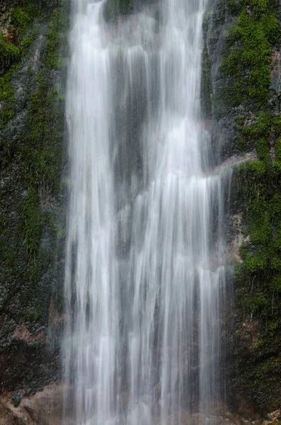 Wasserfall Mit Grünem Moos Der Wimbachklamm — Stockfoto