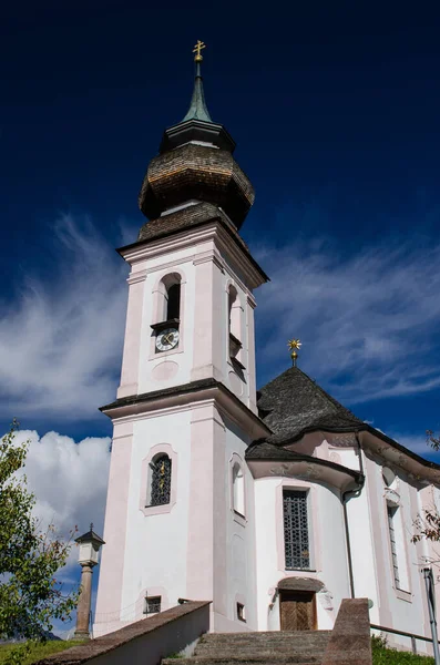 Εκκλησία Καμπαναριό Στη Μαρία Gern Κοντά Berchtesgaden Μπλε Ουρανό — Φωτογραφία Αρχείου