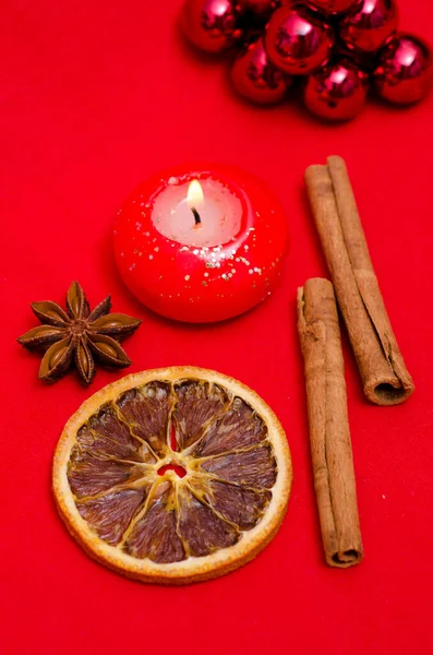 Gewürze Zimt Sternanis Und Orange Mit Brennender Kerze — Stockfoto