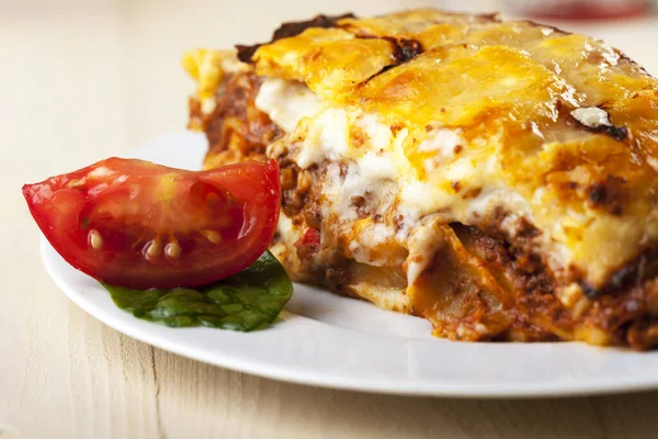 Lasagne Auf Einem Teller Mit Tomaten — Stockfoto