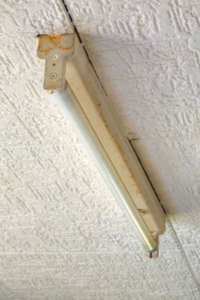 Gros Plan Une Vieille Lampe Fluorescente Sur Plafond Blanc Styromousse — Photo