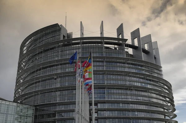 Parlamento Europeo Con Banderas Europeas — Foto de Stock