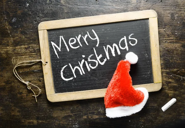 Saludo Manuscrito Feliz Navidad Una Pizarra Pequeña Con Sombrero Santa — Foto de Stock