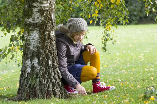 Söt Flicka Höstparken — Stockfoto