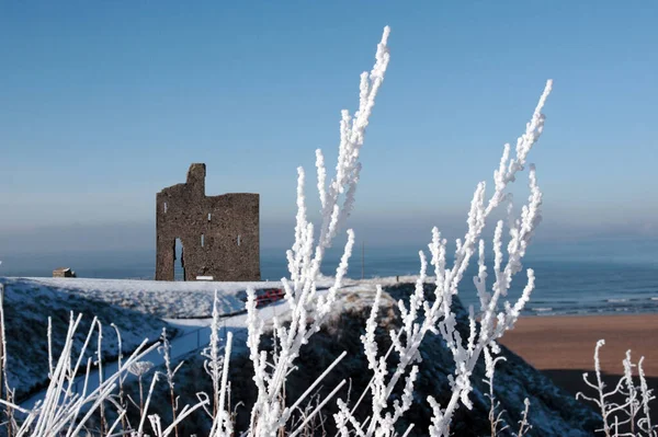 季節の雪は 大西洋とバリーバニオン城ビーチ 冷ややかな雪に覆われた冬の日の崖のビュー — ストック写真