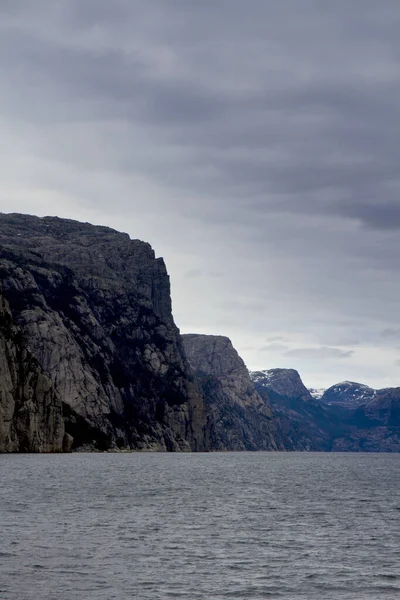 Strmá Skála Pobřeží Norska Vertikální Obraz — Stock fotografie