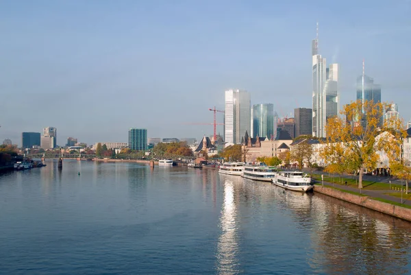 Frankfurt Syline Med Huvud Och Eiserner Steg — Stockfoto