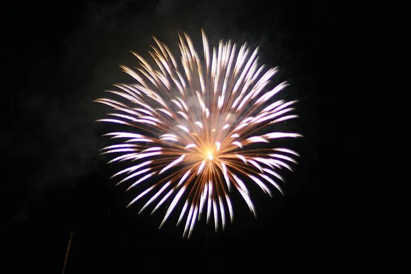 Explodierendes Feuerwerk Nachthimmel — Stockfoto