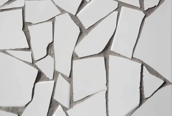 地中海带水泥灰色接缝的白色破碎瓷砖的趋势花纹 — 图库照片