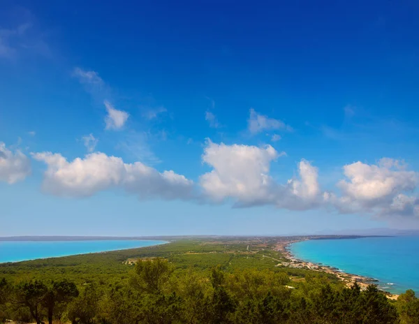 空中福门特拉岛视图与北部和南部海滩下一篇蓝色天空 — 图库照片