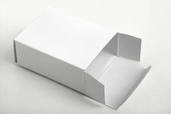 关闭一个白色的小纸板箱 查出在白色背景 — 图库照片