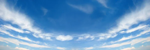 Bílé Nadýchané Mraky Pozadí Modré Oblohy Široká Obrazovka — Stock fotografie