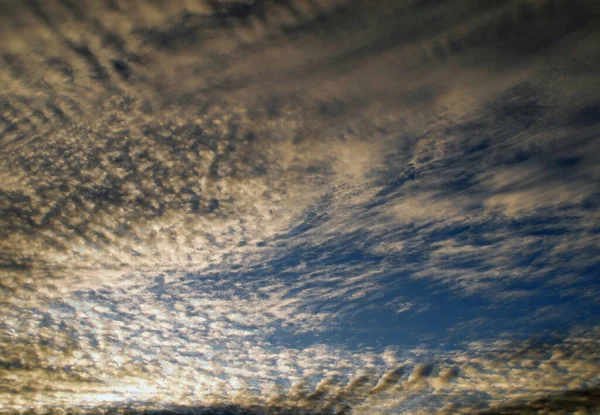 阳光穿过戏剧性的卷云 日出天空背景 — 图库照片
