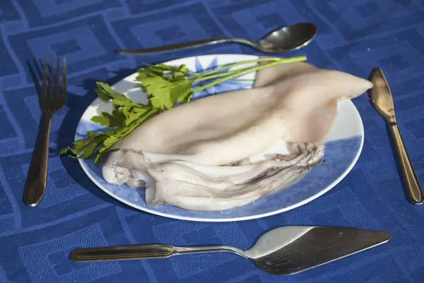 Ein Roher Tintenfisch Auf Einem Gedeckten Tisch Eines Restaurants — Stockfoto