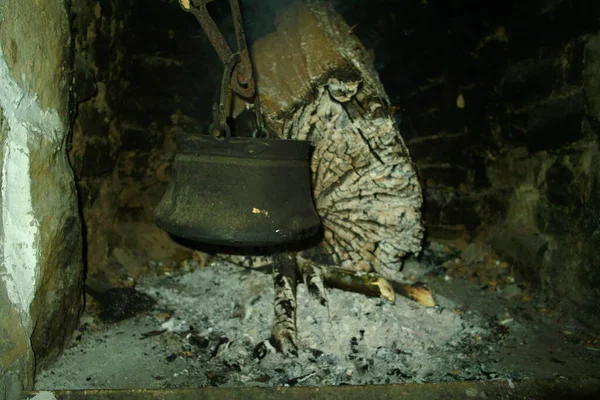 Velho Metal Enferrujado Com Grande Incêndio Caverna — Fotografia de Stock