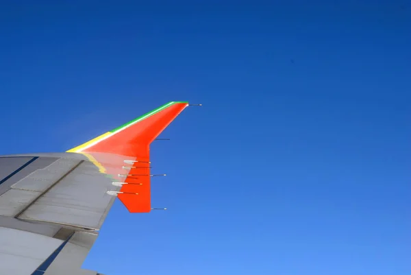 Klarer Himmel Mit Flugzeugflügeln — Stockfoto