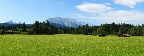 Summery Paisagem Com Wettersteingebirge Panorama — Fotografia de Stock