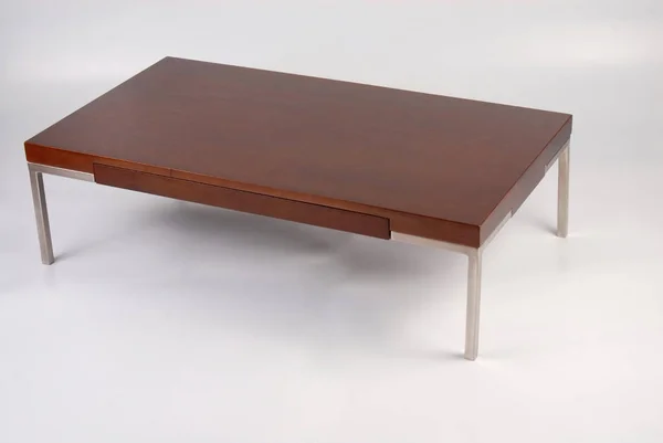 Tisch Aus Holz Und Metall Isoliert Auf Weißem Hintergrund — Stockfoto