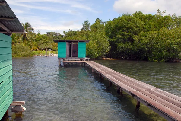 Klein Houten Huis Aan Het Einde Van Brug — Stockfoto