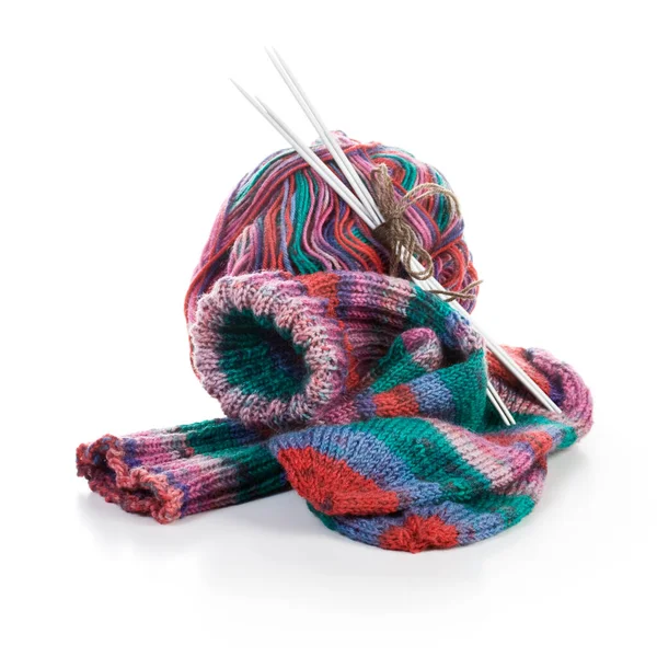 白い背景に複数の色の靴下 編み針 ウールボール — ストック写真
