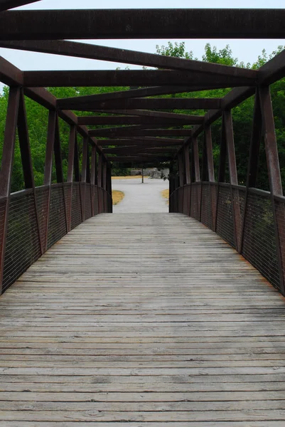 Arcing Wood Metal Frame Bridge Park — Stock Photo, Image