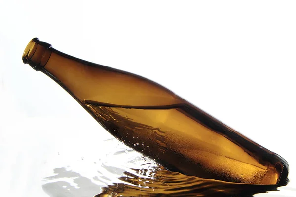 Flaska Med Och Vatten Droppar Vit Bakgrund — Stockfoto