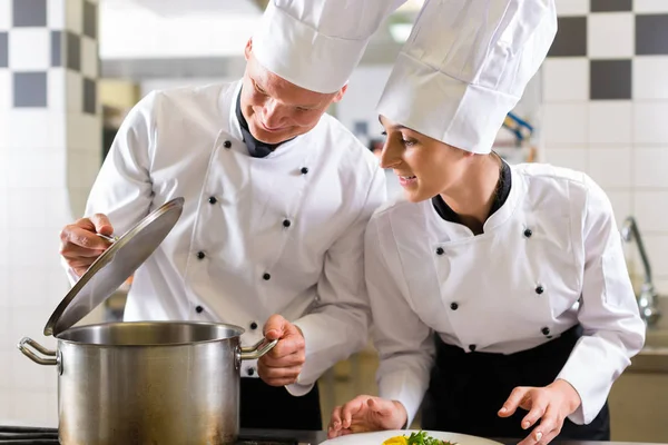 Dos Cocineros Hombres Mujeres Que Trabajan Cocina Hotel Restaurante Cocinan —  Fotos de Stock