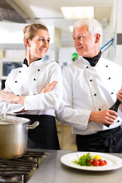 Dos Chefs Hombre Mujer Trabajo Cocina Hotel Restaurante Cocinar Equipo —  Fotos de Stock