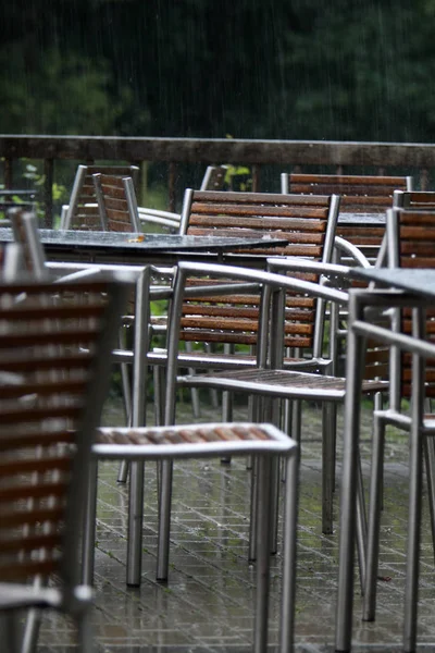 Cadeiras Mesas Café Durante Chuva Contínua — Fotografia de Stock