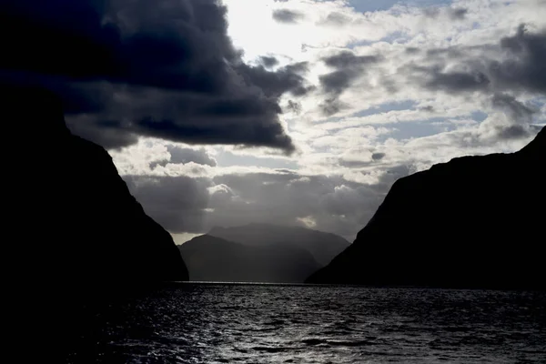 Vista Noturna Sobre Fiorde Norway Com Céu Nublado Costa Íngreme — Fotografia de Stock