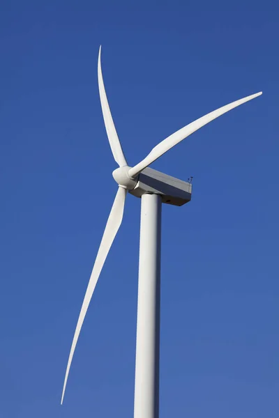 青い空に対する風力タービン — ストック写真