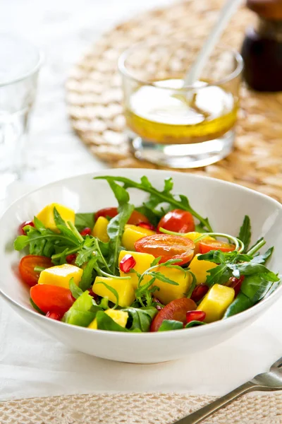 Nar Aromalı Mango Sirkeli Roket Salatası — Stok fotoğraf