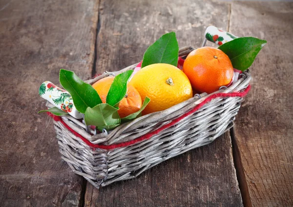Oranges Campagne Fraîches Colorées Dans Panier Osier Avec Des Feuilles — Photo