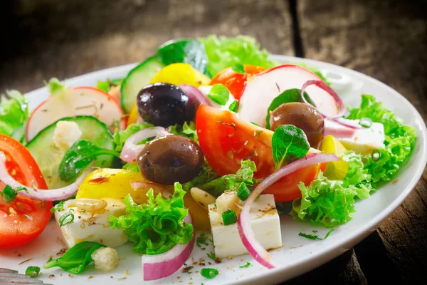 Vista Perto Prato Salada Grega Saudável Fresca Com Alface Manjericão — Fotografia de Stock