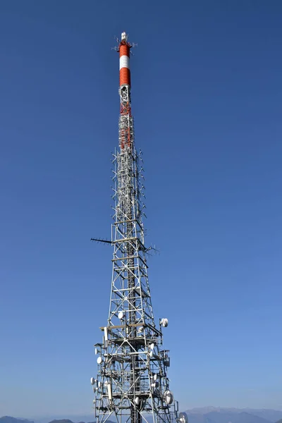 Torre Telecomunicaciones Con Cielo Azul — Foto de Stock