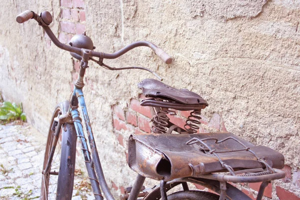 Altes Fahrrad Alter Beschädigter Mauer Geparkt — Stockfoto