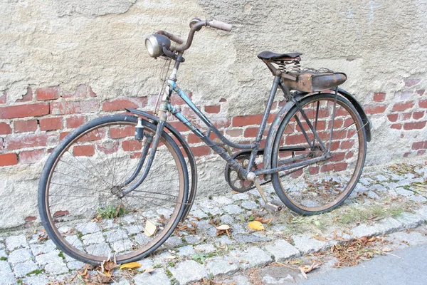 Altes Fahrrad Alter Beschädigter Mauer Geparkt — Stockfoto
