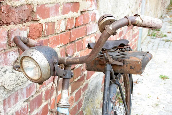 Altes Fahrrad Alter Beschädigter Ziegelmauer Abgestellt — Stockfoto