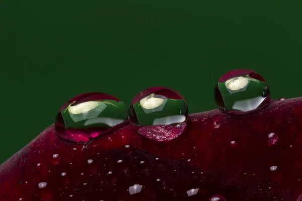 Manzana Roja Con Gotas Agua Sobre Fondo Verde —  Fotos de Stock