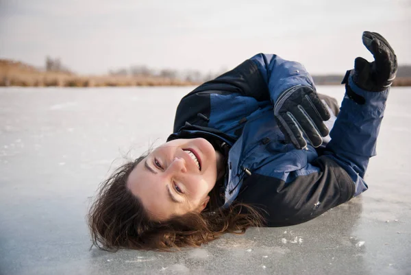 Jeune Femme Souriante Est Allongée Sur Glace Lac Gelé Scène — Photo