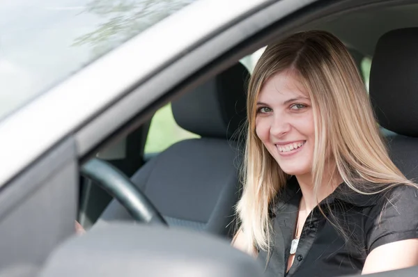 側の窓からの肖像画の運転若い美しい笑顔の女性 — ストック写真