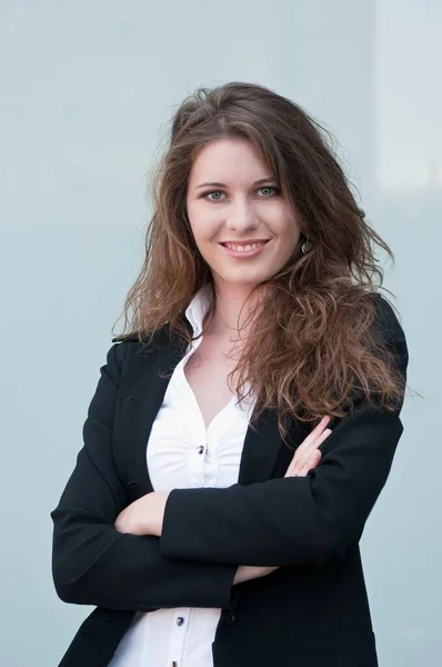 若い笑顔ビジネス女性 明白なガラスを背景の肖像画 — ストック写真