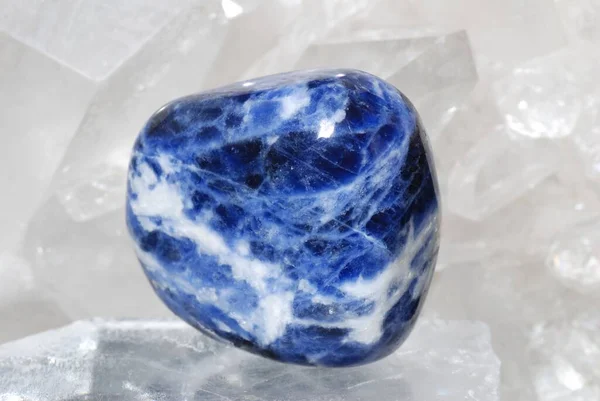 在石英晶体的药物作用下 深蓝色的石英砂宝石充满活力 这颗宝石被用作宝石 也被用作替代药物和秘方 与第六脉轮相连 — 图库照片