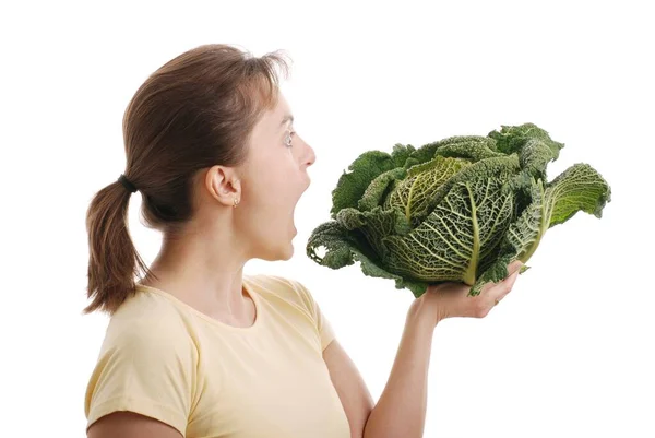 Женщина Хочет Съесть Свежую Зеленую Савойскую Капусту Изолирована Белом Фоне — стоковое фото