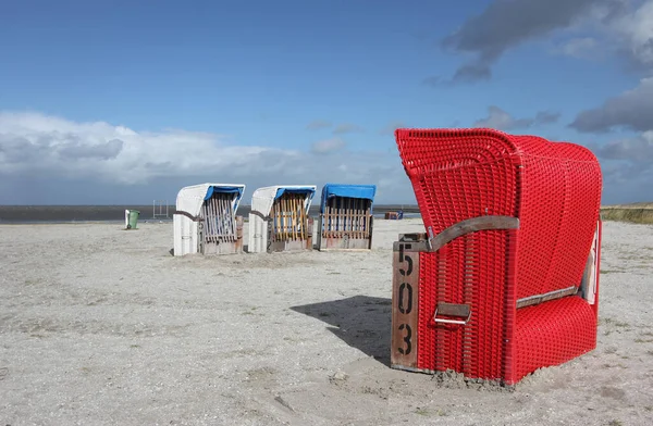 Czerwone Krzesło Plażowe Plaży Północnym Morzu — Zdjęcie stockowe