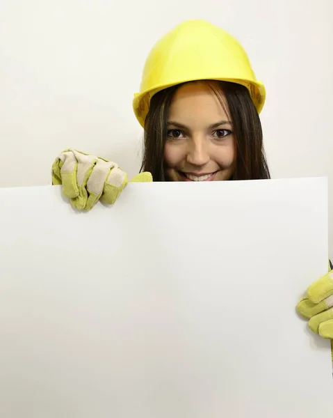 Jovem Morena Com Roupas Trabalho Capacete Protetor Segurando Uma Tabuleta — Fotografia de Stock