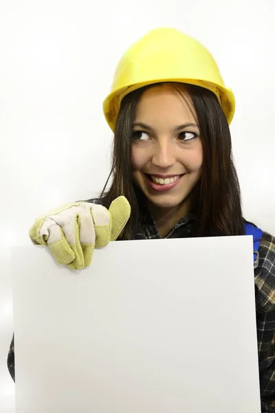 Jovem Morena Com Roupas Trabalho Capacete Protetor Segurando Uma Tabuleta — Fotografia de Stock