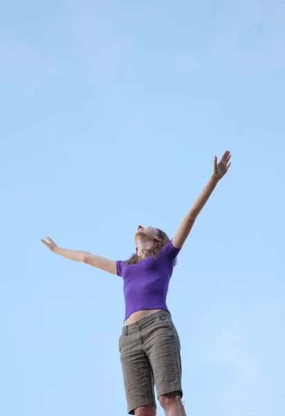 Молодая Женщина Сидящая Поднятой Рукой Голубом Небе — стоковое фото