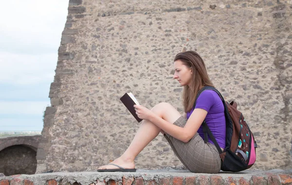 Chica Adolescente Leyendo Biblia Sentada Aire Libre — Foto de Stock